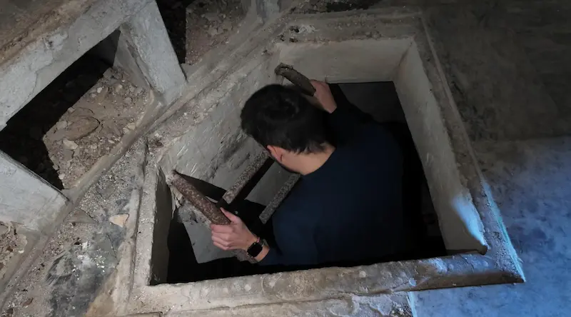 Interior y cripta Pirámide de los Italianos