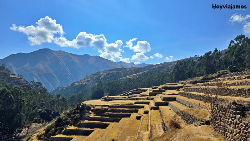 Terrazas y complejo arqueológico de Pisac en Perú