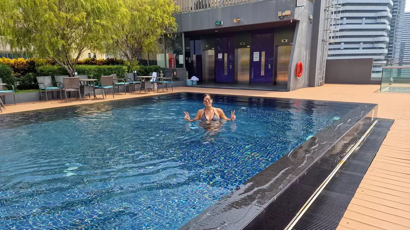 Piscina Hotel Traveltine, donde dormir en Singapur
