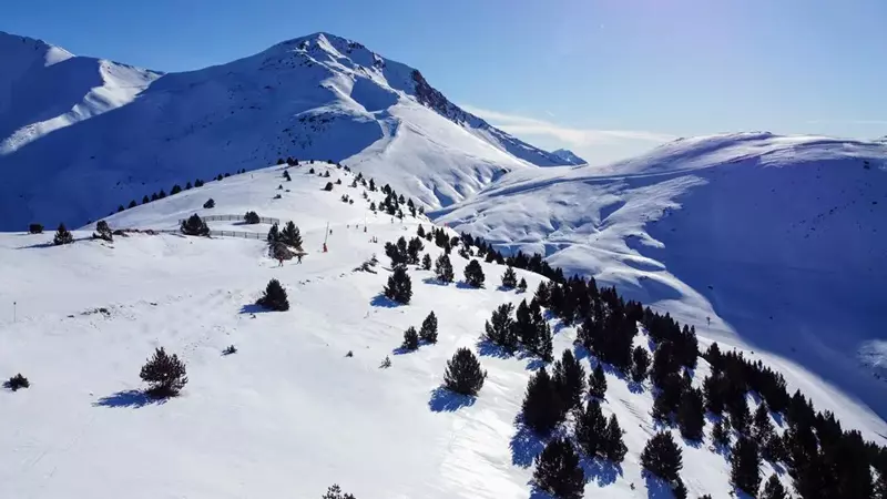 Parte alta de Cerler llena de nieve