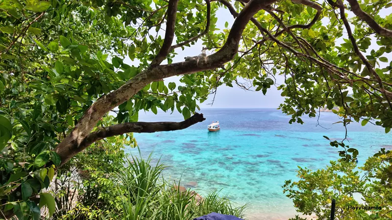 Playa de aguas cristalinas en las Islas Perhentian de Malasia