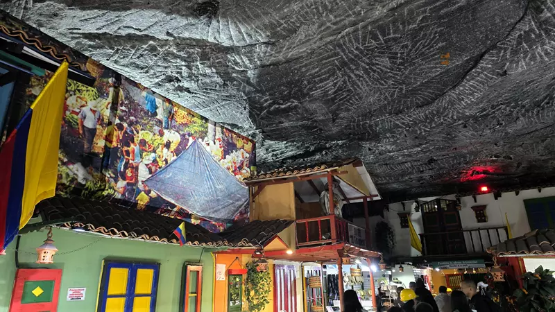 Pueblo dentro de Catedral de Sal de Zipaquirá, Hoy Viajamos