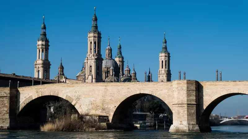 Basílica del Pilar y puente de piedra , zaragoza, que ver en zaragoza