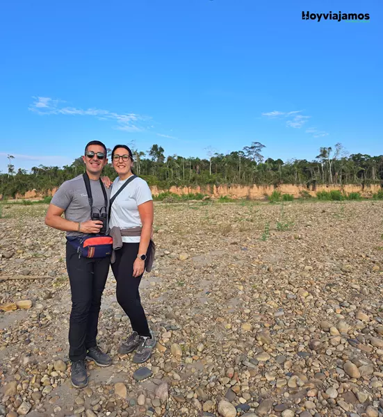 Juanvi y Sandra durante su excursión a una collpa de guacamayos en Tambopata, Puerto Maldonado