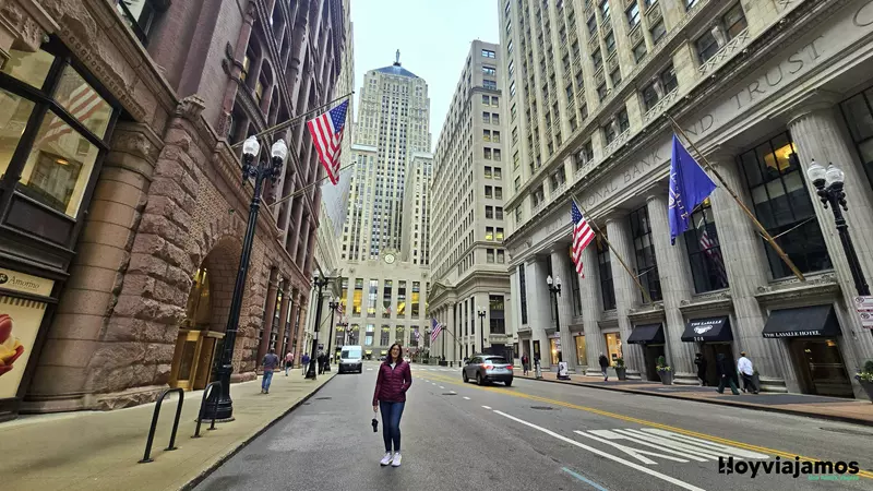 Calle del centro de Chicago rodeada de grandes rascacielos y edificios de diferentes estilos arquitectónicos