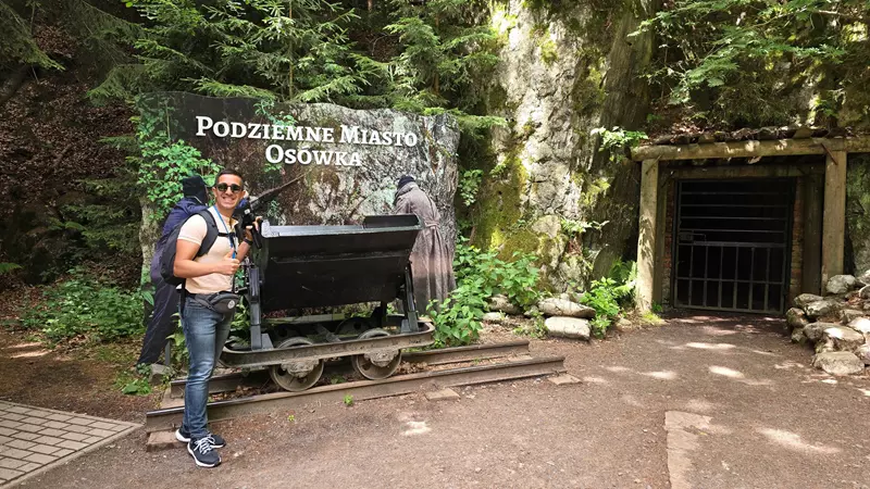 Entrada a los túneles del complejo Dier Riese