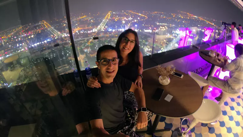 Restaurante en la terraza del Vinpearl Hue, donde comer en Hue