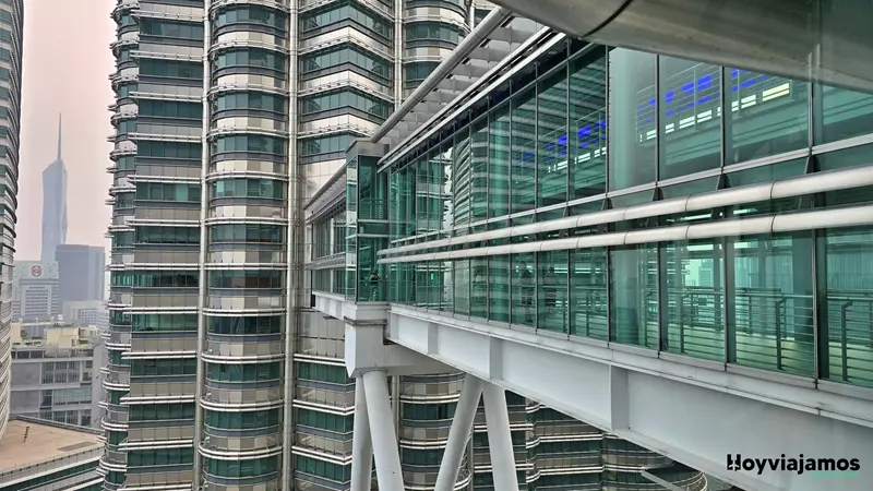 Skybridge de las Torres Petronas visto desde el exterior en Kuala Lumpur