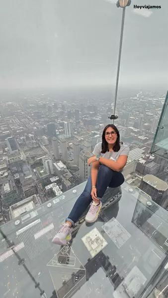 Sandra contemplando las vistas panorámicas de Chicago desde una ventana del Skydeck de la Willis Tower