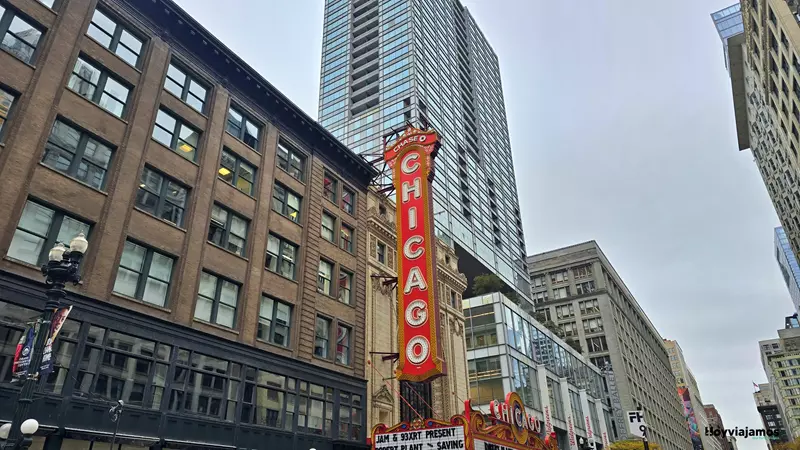 Fachada del Chicago Theatre con su característico cartel vertical luminoso en el centro de Chicago