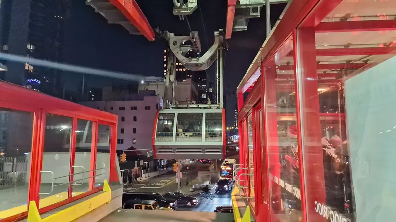 El teleférico esta incluido en la Metrocard, Metro de Nueva York