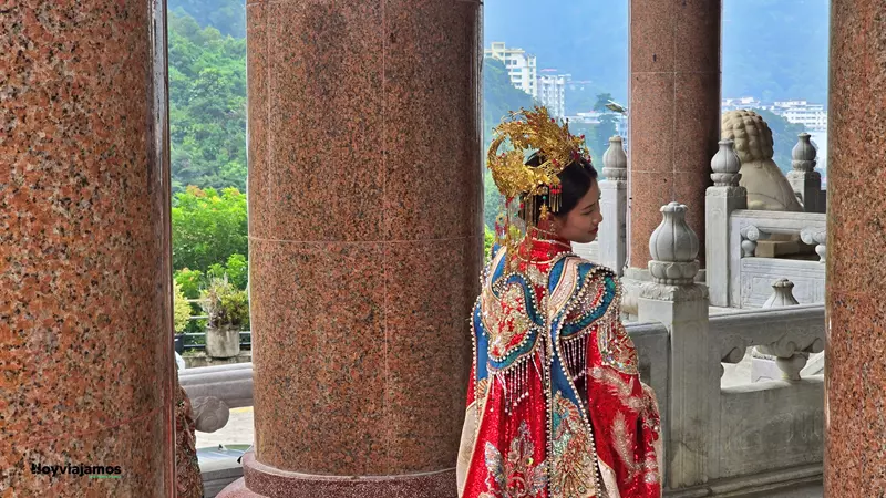 Mujer visitando un templo tradicional de George Town en Penang