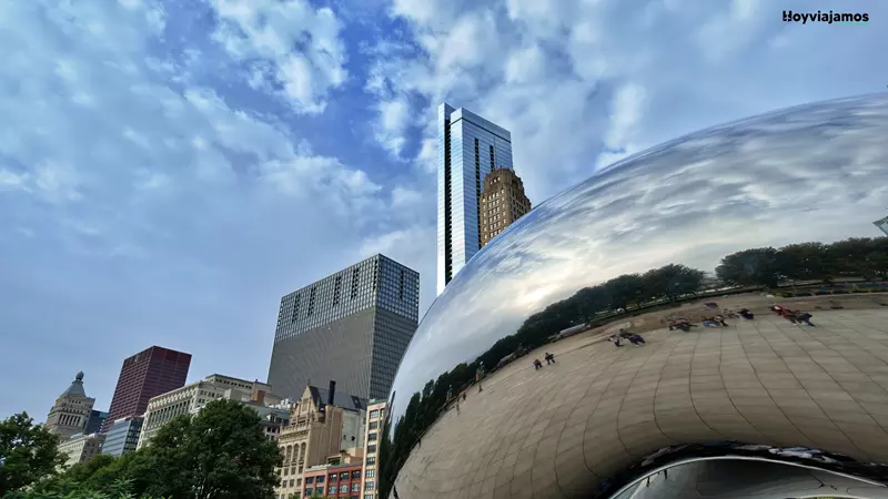 Escultura de acero inoxidable Cloud Gate, conocida como The Bean, en Millennium Park de Chicago
