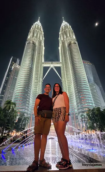 Juanvi y Sandra frente a las Torres Petronas de Kuala Lumpur