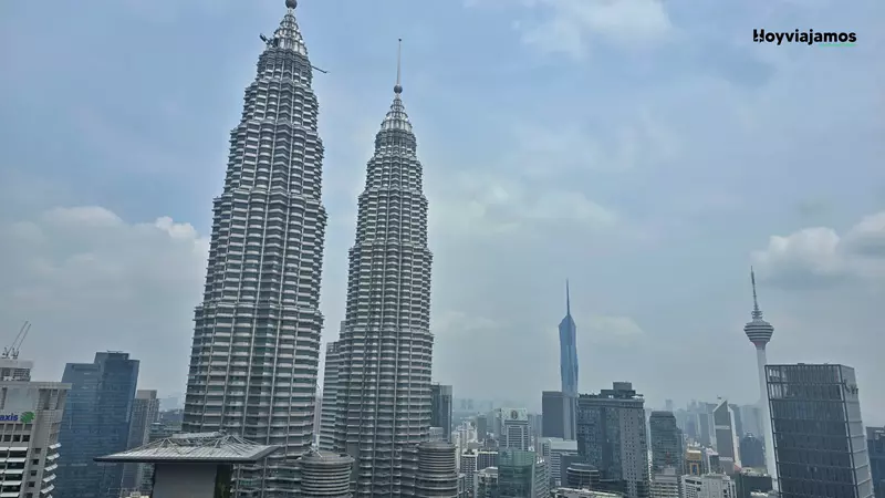 Panorámica de Kuala Lumpur con las Torres Petronas, Merdeka 118 y la torre de telecomunicaciones, tres de los grandes iconos del skyline de la ciudad.