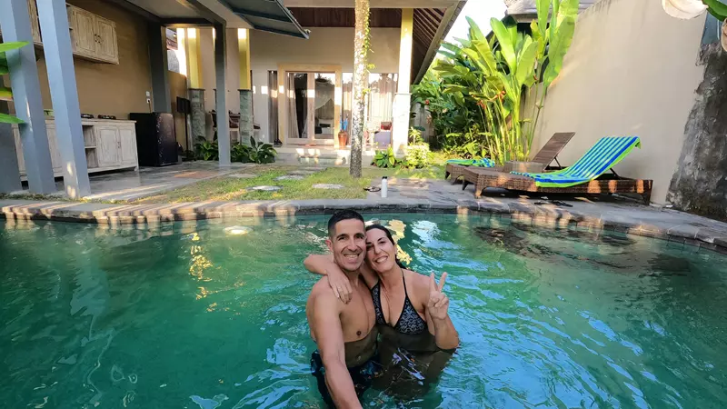 Piscina privada en nuestra villa, donde dormir en Bali
