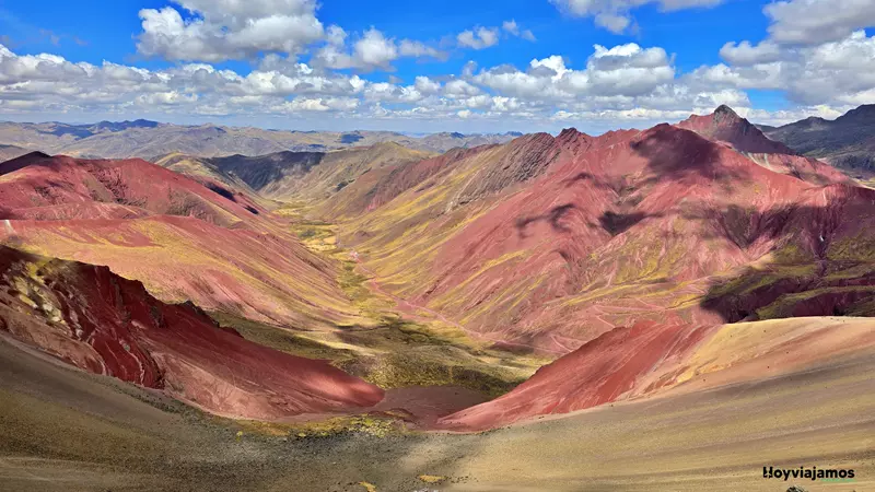 Paisaje del Valle Rojo junto a Vinicunca en Perú