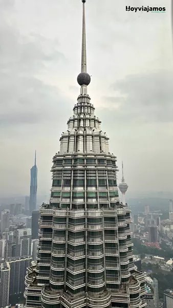 Vista de la otra Torre Petronas desde el Observation Deck de la planta 86