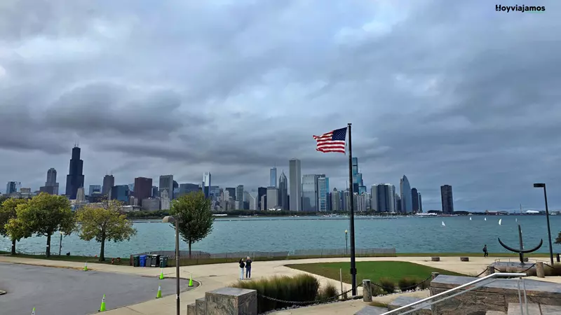 Vista panorámica del skyline de Chicago desde los alrededores del Adler Planetarium junto al lago Míchigan