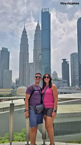 Vista de las Torres Petronas desde el centro comercial Ombak en Kuala Lumpur