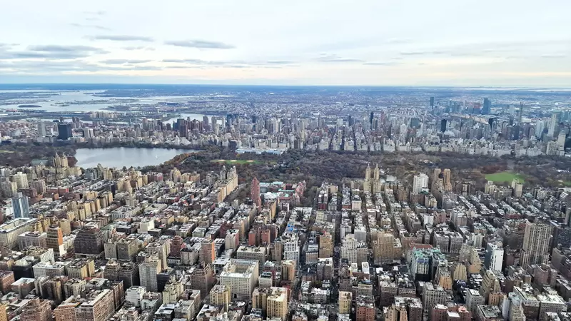 Vuelo en helicóptero en Nueva York, vistas de manhattan desde el aire, hoy viajamos