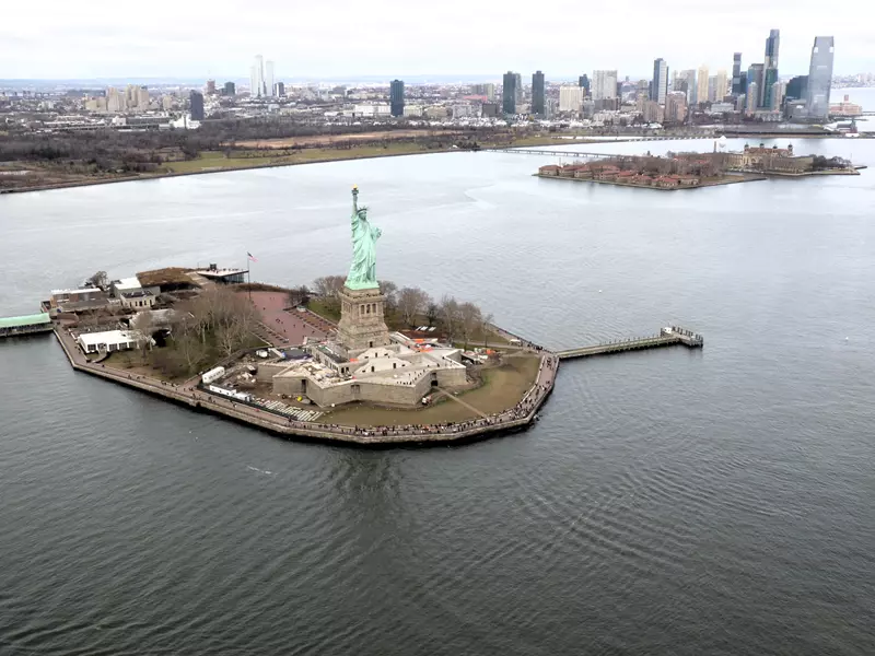 Vuelo en helicóptero en Nueva York, vistas de manhattan desde el aire, hoy viajamos
